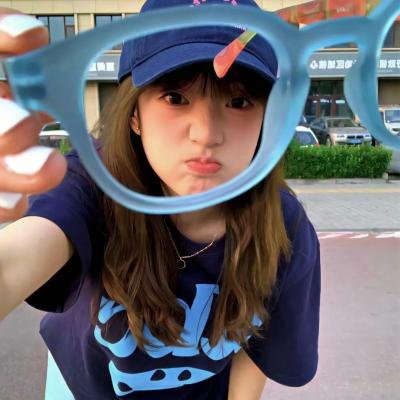 天桥摆摊,我捡了个纨绔当老公